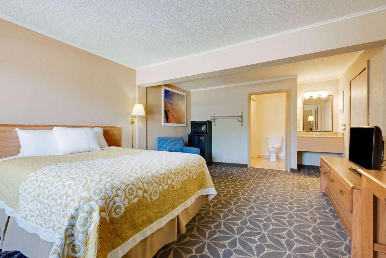 Days Inn By Wyndham Fairmont Ngoại thất bức ảnh